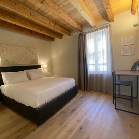 Malvezzi24 Boutique Rooms Desenzano del Garda Luaran gambar