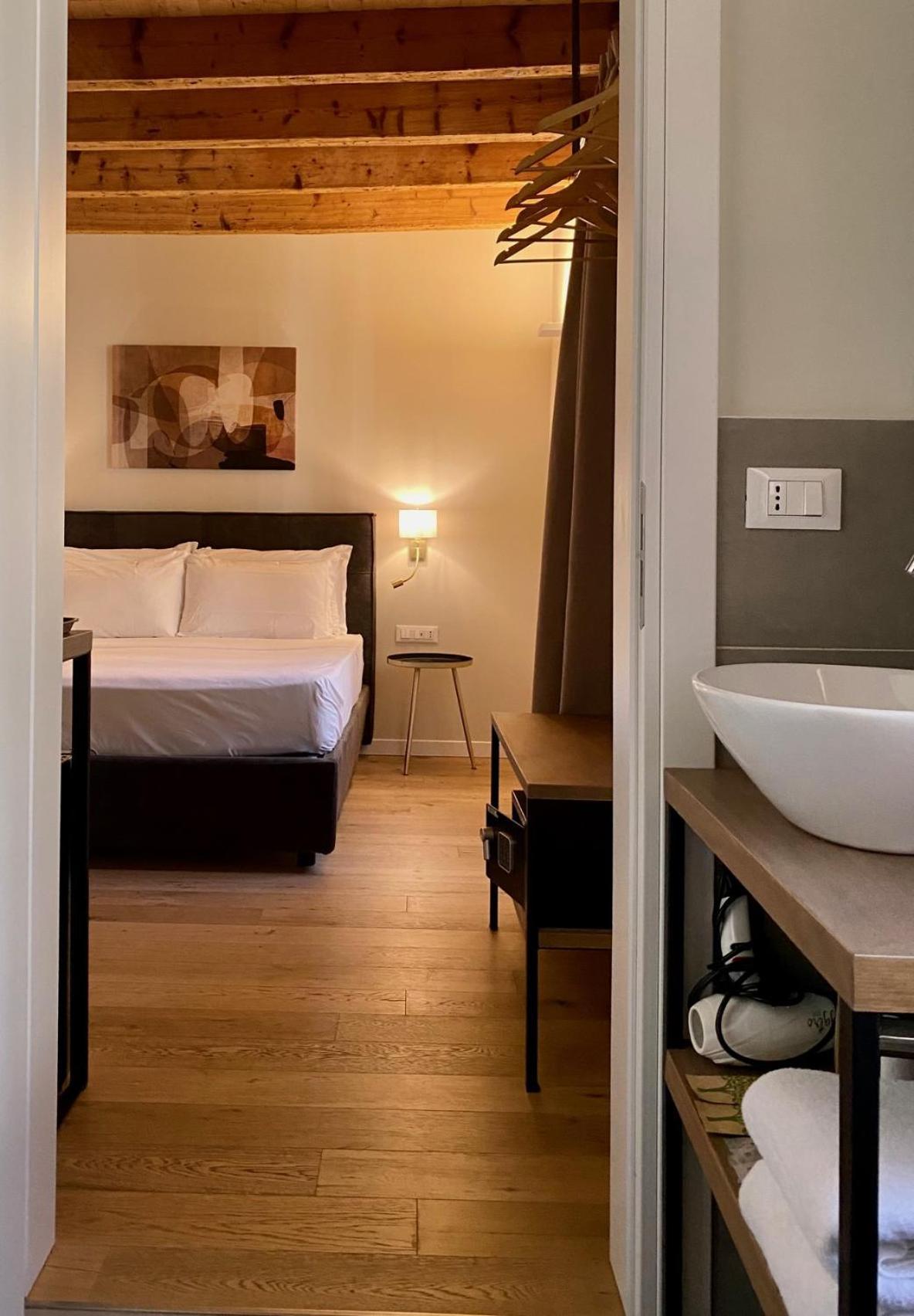 Malvezzi24 Boutique Rooms Desenzano del Garda Luaran gambar