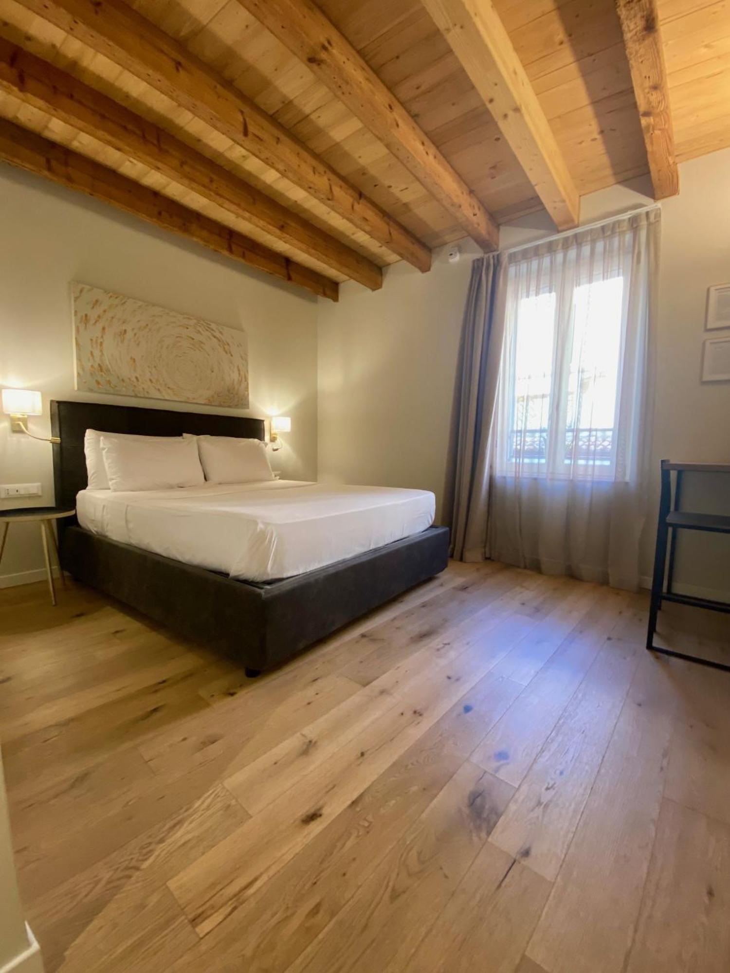 Malvezzi24 Boutique Rooms Desenzano del Garda Luaran gambar