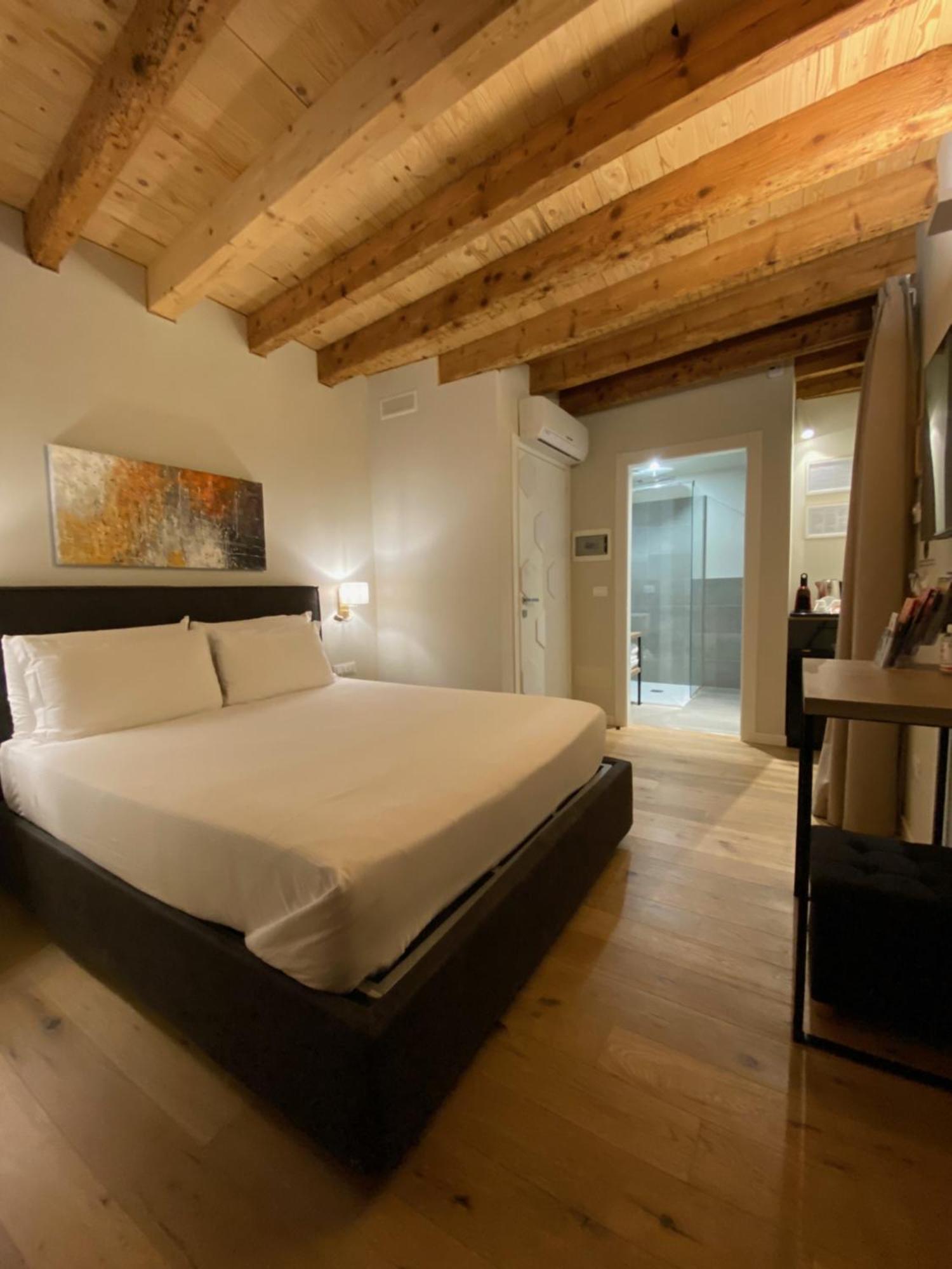 Malvezzi24 Boutique Rooms Desenzano del Garda Luaran gambar