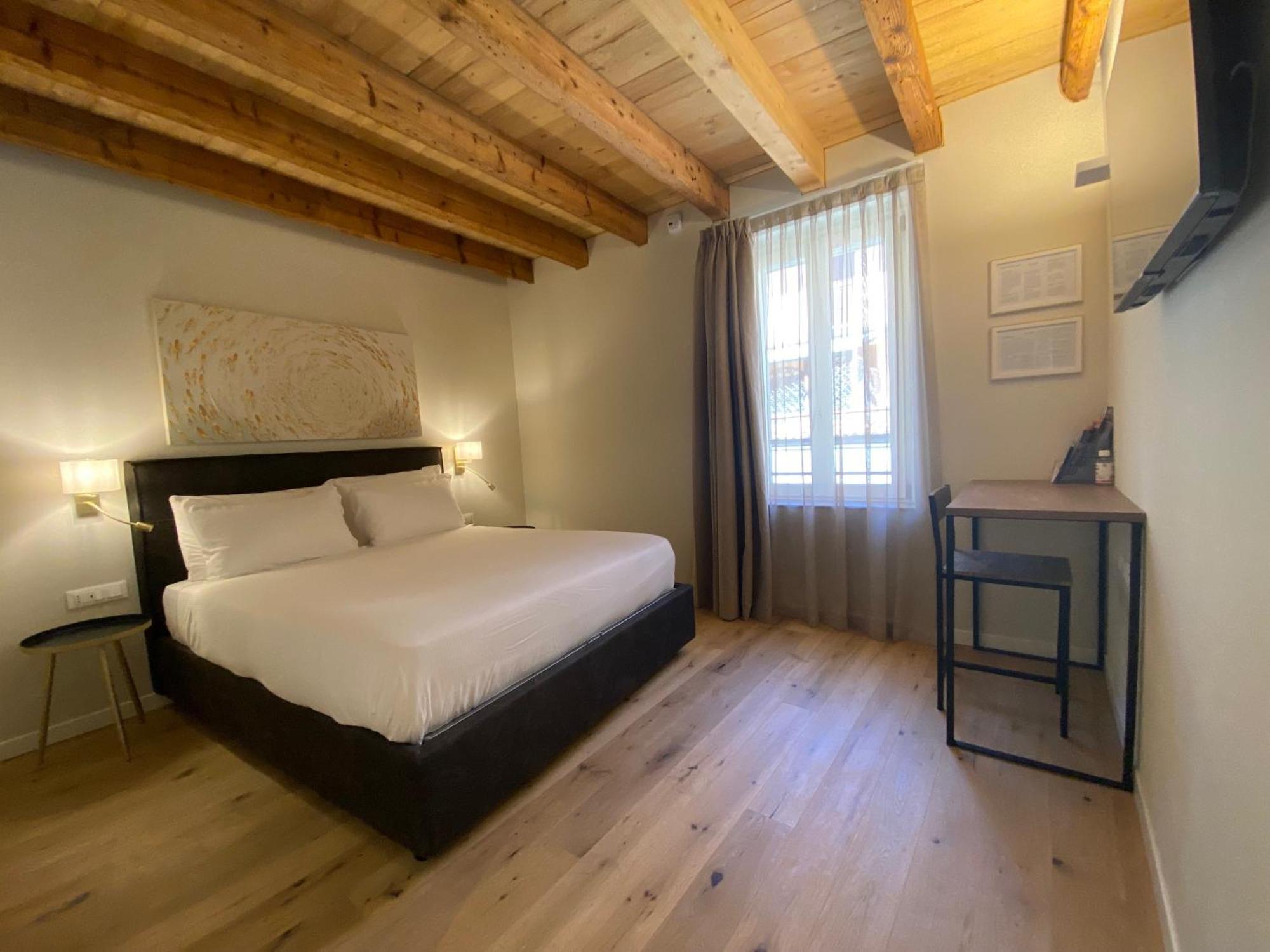 Malvezzi24 Boutique Rooms Desenzano del Garda Luaran gambar